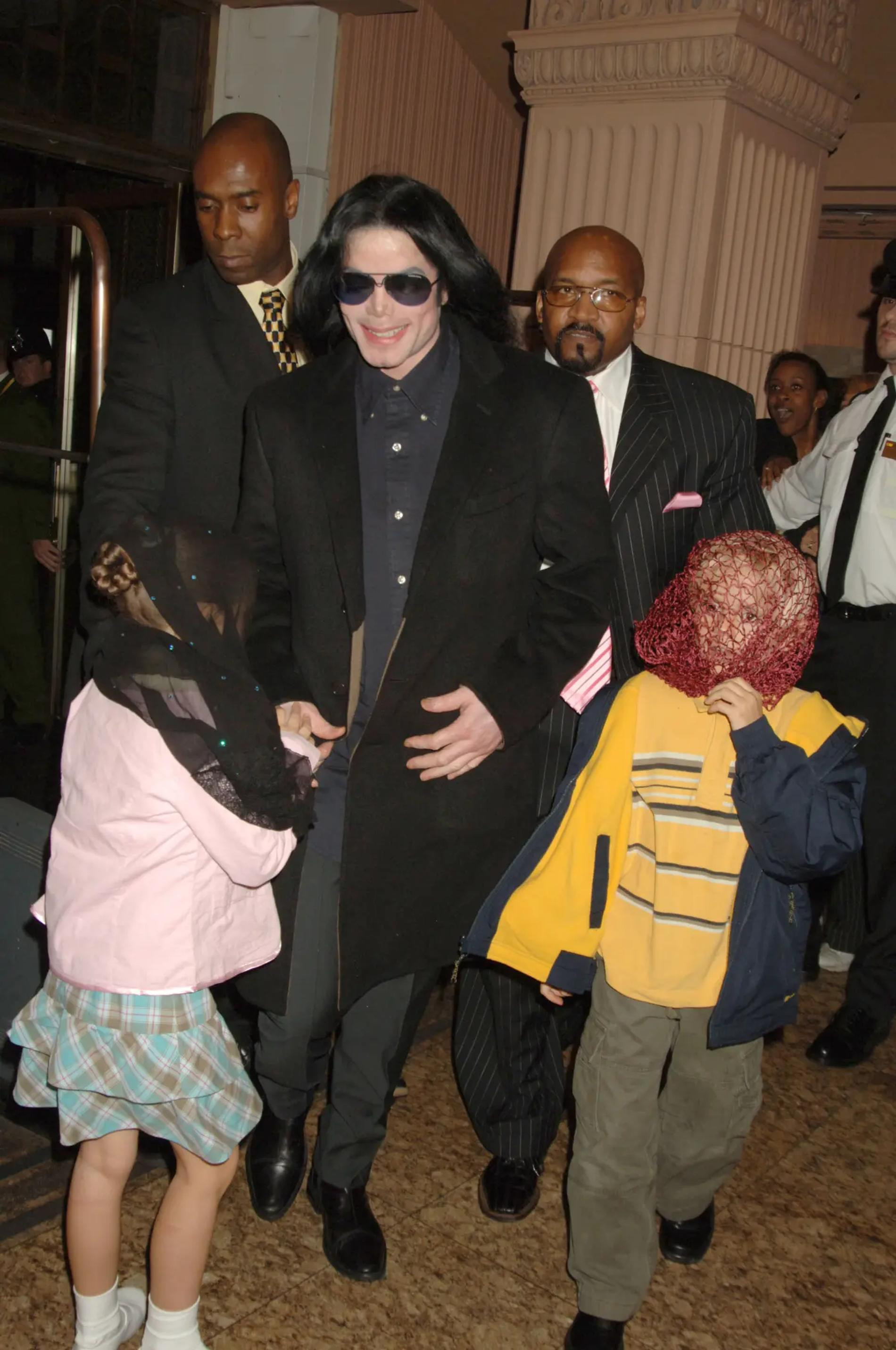 Майкл Джексон с дочерью Пэрис и сыном Принсом. Фото: Page Six